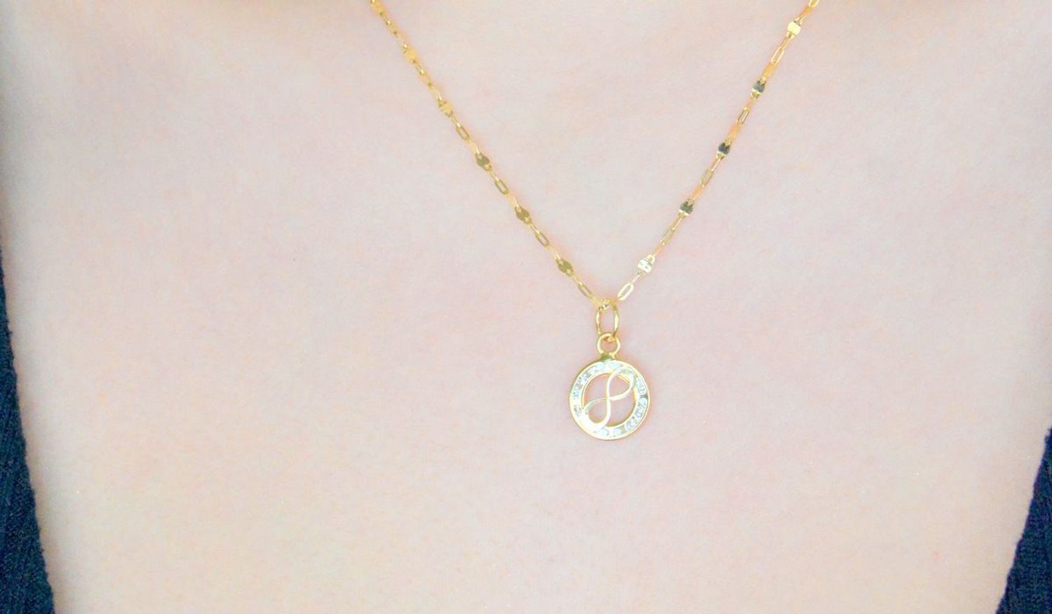 Zawieszka złota Nieskończoność w okrągłej oprawie próba 585 ZA 5497C 585.  Zawieszka z nieskończonością. Modna złota zawieszka . Złota zawieszka kokarda. Hit tiktoka.  Biżuteria na prezent. 1.jpg